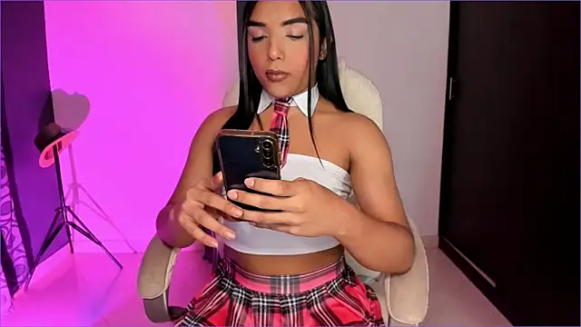 Snapshot of CandyLatinHott chatting on October 31, 12:01 am CandyLatinHott online show from October 31, 12:01 am