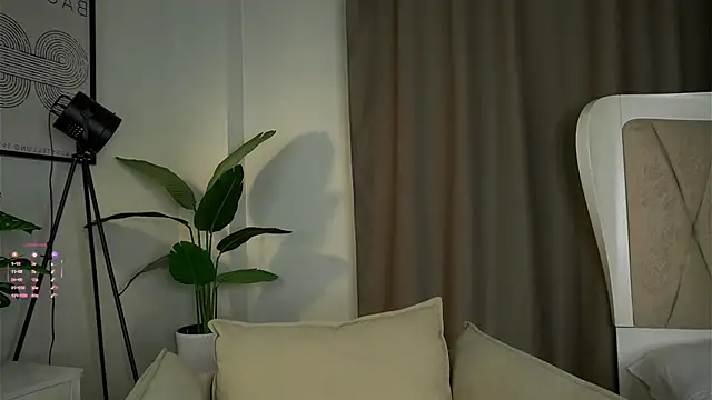 Snapshot of LillianLester chatting on October 8, 4:17 am LillianLester online show from October 8, 4:17 am