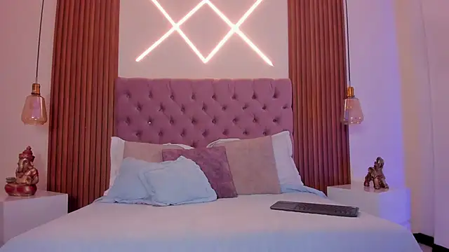 Sophia turneer online show from December 13, 8:04 pm