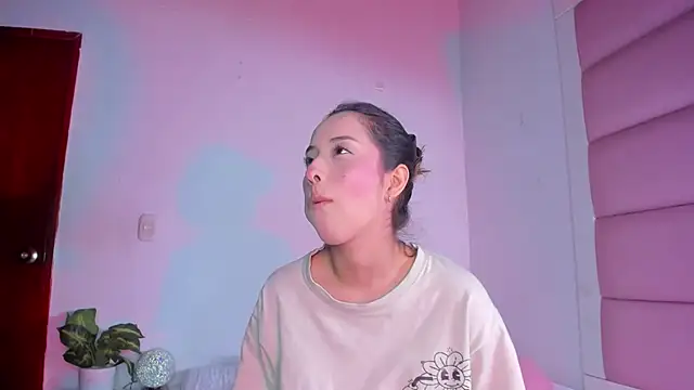 Snapshot of little-Emma chatting on October 2, 3:22 am little-Emma online show from October 2, 3:22 am