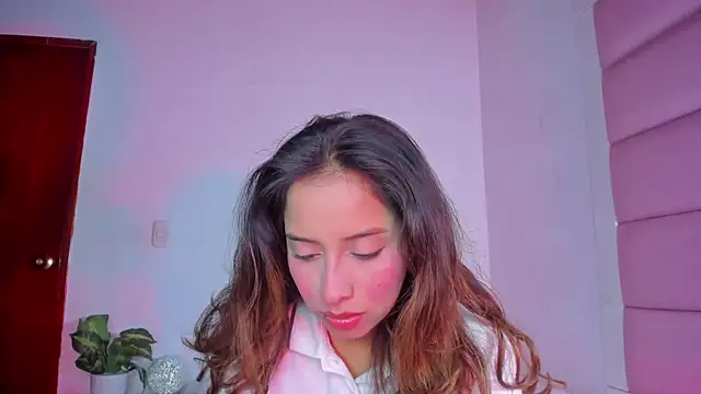 Snapshot of little-Emma chatting on October 4, 3:34 am little-Emma online show from October 4, 3:34 am