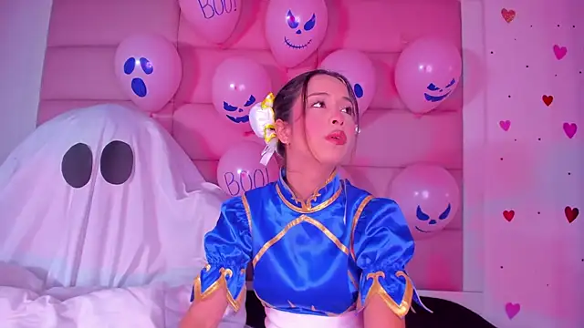 Snapshot of little-Emma chatting on October 12, 3:20 am little-Emma online show from October 12, 3:20 am