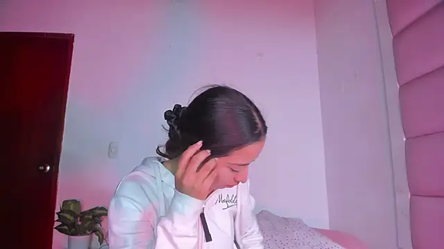 Snapshot of little-Emma chatting on October 1, 3:11 am little-Emma online show from October 1, 3:11 am