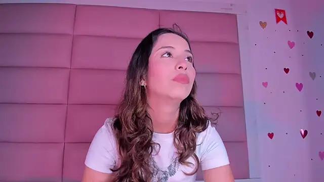 Snapshot of little-Emma chatting on October 17, 3:21 am little-Emma online show from October 17, 3:21 am