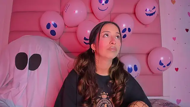 Snapshot of little-Emma chatting on October 13, 3:20 am little-Emma online show from October 13, 3:20 am