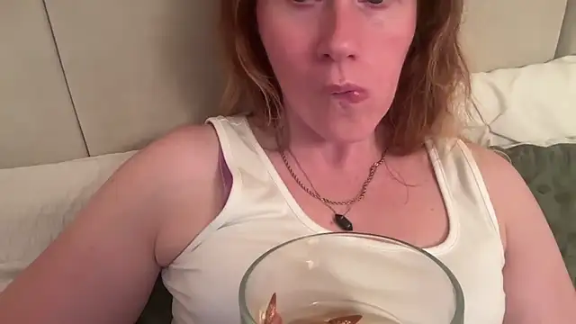 Snapshot of redheadrosie69 chatting on October 7, 7:18 pm redheadrosie69 online show from October 7, 7:18 pm