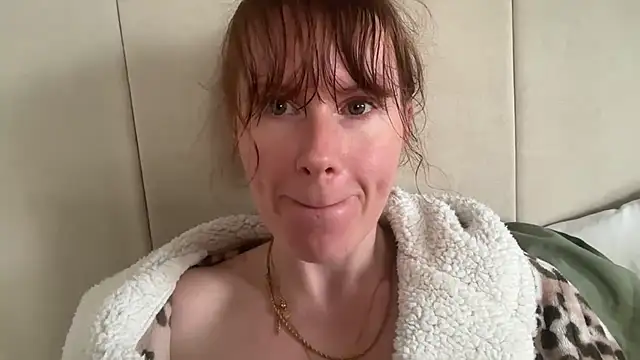 Snapshot of redheadrosie69 chatting on October 27, 9:38 am redheadrosie69 online show from October 27, 9:38 am