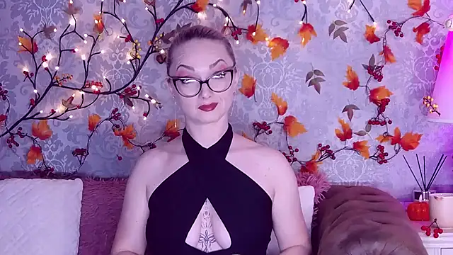 Snapshot of EllianaReese chatting on October 17, 2:26 am EllianaReese online show from October 17, 2:26 am