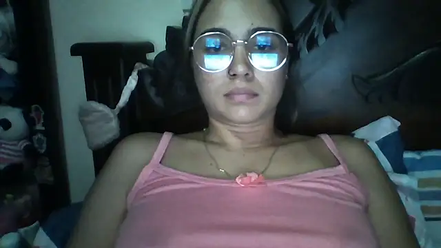 Snapshot of trianabell chatting on October 21, 1:53 am trianabell online show from October 21, 1:53 am