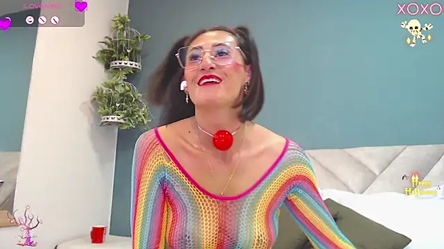 Snapshot of SharisWillian chatting on November 1, 5:00 am SharisWillian online show from November 1, 5:00 am