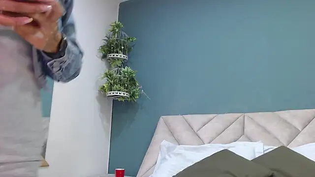 Snapshot of SharisWillian chatting on October 3, 4:28 am SharisWillian online show from October 3, 4:28 am