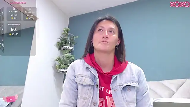 Snapshot of SharisWillian chatting on October 9, 4:05 am SharisWillian online show from October 9, 4:05 am