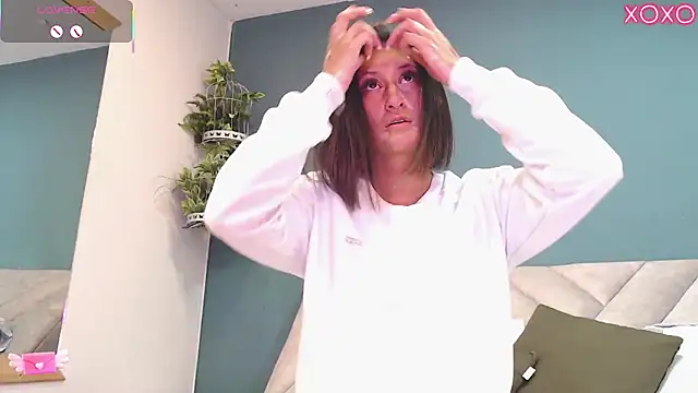 Snapshot of SharisWillian chatting on October 27, 4:19 am SharisWillian online show from October 27, 4:19 am