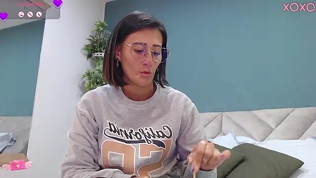 Snapshot of SharisWillian chatting on September 30, 3:45 am SharisWillian online show from September 30, 3:45 am