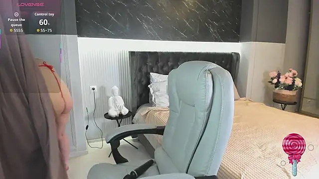 Snapshot of Love_is_Lola chatting on October 26, 12:06 am Love is Lola online show from October 26, 12:06 am