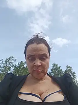 hugebobbs online show from July 15, 3:17 pm