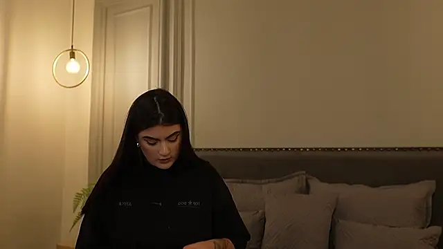 IrisBaker online show from October 6, 10:14 pm