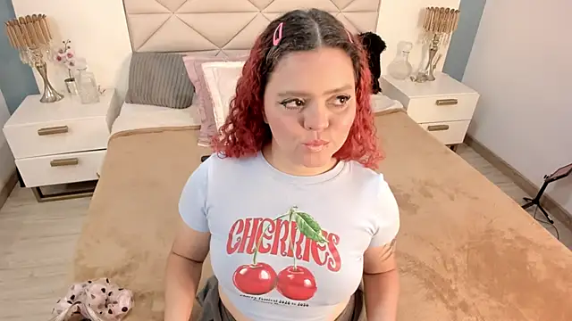 Twwiiggy online show from February 7, 8:35 pm