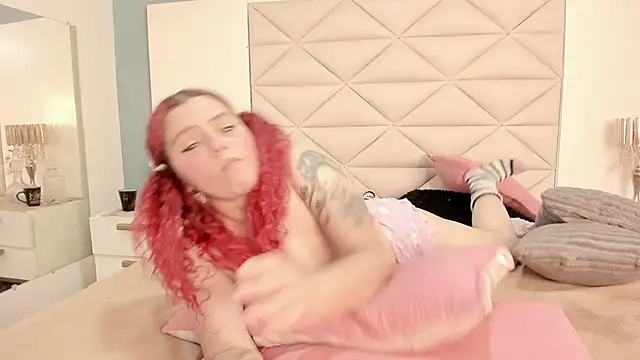 Snapshot of Twwiiggy chatting on October 16, 11:18 pm Twwiiggy online show from October 16, 11:18 pm