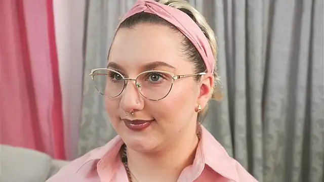 Ximenna Cruz online show from April 1, 7:11 pm