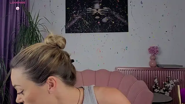 Snapshot of sonia_esd chatting on September 18, 6:06 pm sonia esd online show from September 18, 6:06 pm