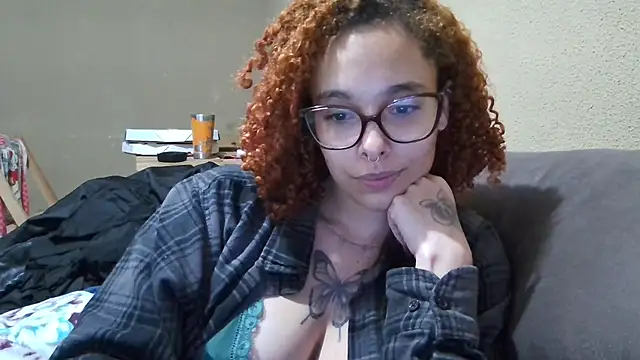 Snapshot of dominamoon_ chatting on September 11, 4:57 am dominamoon online show from September 11, 4:57 am