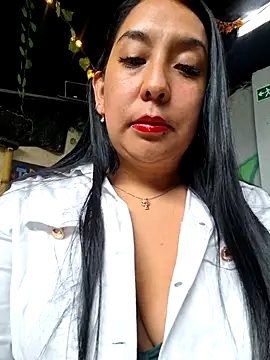 Snapshot of Bella_keny chatting on October 13, 6:32 pm Bella keny online show from October 13, 6:32 pm