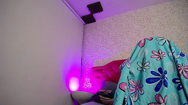 luly pink online show from April 17, 4:03 am