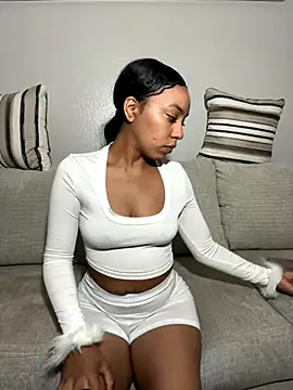 juicyyy323 online show from November 7, 2:00 pm