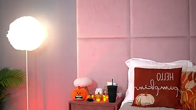 Snapshot of AlmaLuv chatting on October 14, 3:53 am AlmaLuv online show from October 14, 3:53 am