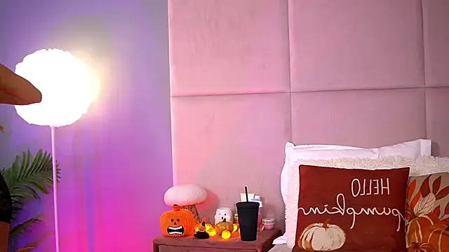 Snapshot of AlmaLuv chatting on October 21, 3:54 am AlmaLuv online show from October 21, 3:54 am