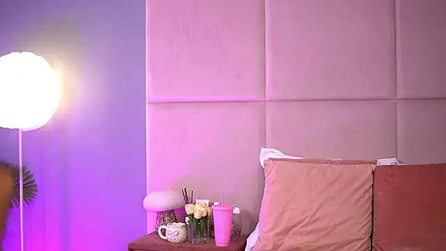 Snapshot of AlmaLuv chatting on October 6, 3:45 am AlmaLuv online show from October 6, 3:45 am