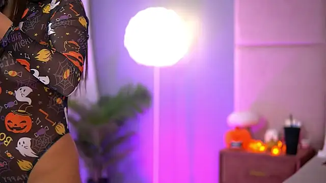 Snapshot of AlmaLuv chatting on October 30, 5:21 am AlmaLuv online show from October 30, 5:21 am