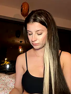 Snapshot of Mia-Minou chatting on October 31, 12:12 am Mia-Minou online show from October 31, 12:12 am