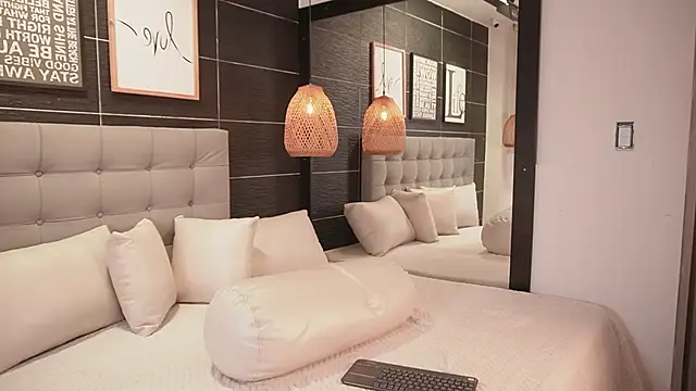 Snapshot of Bella_TS_ chatting on October 11, 10:34 pm Bella TS  online show from October 11, 10:34 pm