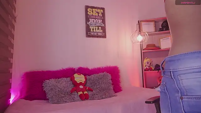 madelyn rose  online show from February 19, 2:00 am