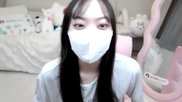 Snapshot of momo_room chatting on October 4, 6:30 am momo room online show from October 4, 6:30 am