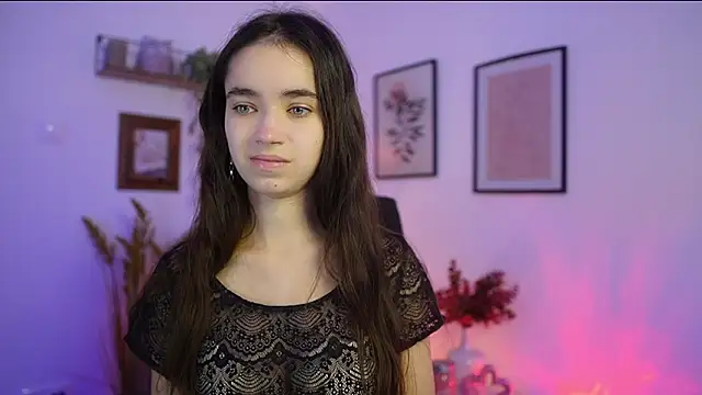 Snapshot of Gia_Paige18 chatting on October 19, 8:27 am Gia Paige18 online show from October 19, 8:27 am