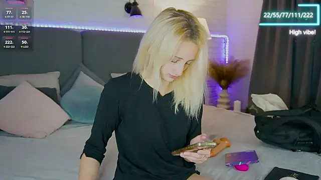 Selena Lily online show from October 8, 6:07 am