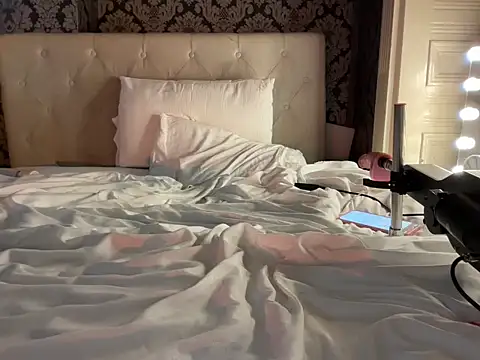 Snapshot of LucyLuxee19 chatting on September 23, 6:39 pm LucyLuxee19 online show from September 23, 6:39 pm