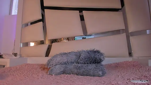 chrystal js online show from September 18, 1:31 pm