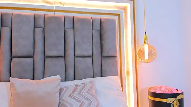 elianabrown online show from February 5, 11:41 pm