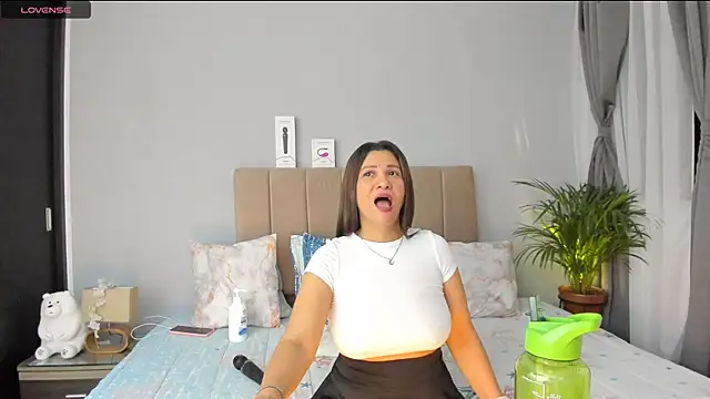 Snapshot of kataleyarios01 chatting on October 6, 12:05 am kataleyarios01 online show from October 6, 12:05 am