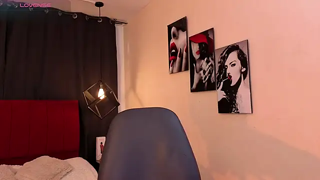 Snapshot of Megan_Do_Santos chatting on October 20, 8:45 pm Megan Do Santos online show from October 20, 8:45 pm