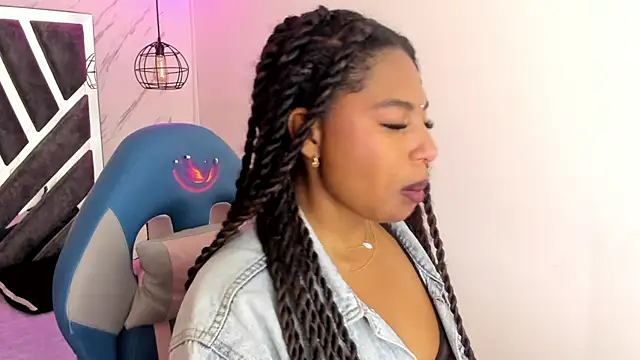 Snapshot of Queen_perla_ chatting on October 30, 12:39 pm Queen perla online show from October 30, 12:39 pm