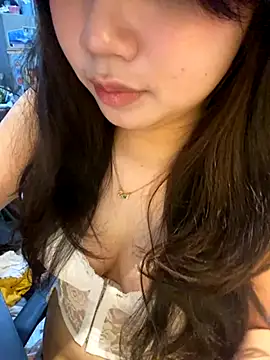 Snapshot of Hotellinh12 chatting on October 6, 5:51 pm Hotellinh12 online show from October 6, 5:51 pm