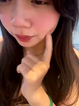 Snapshot of Hotellinh12 chatting on October 21, 7:45 am Hotellinh12 online show from October 21, 7:45 am