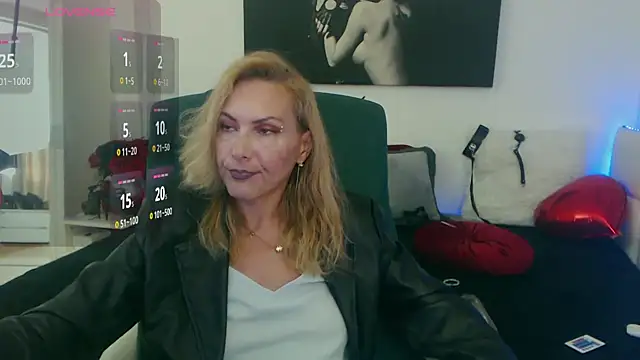 Snapshot of EvelynQueenn chatting on September 12, 3:41 pm EvelynQueenn online show from September 12, 3:41 pm