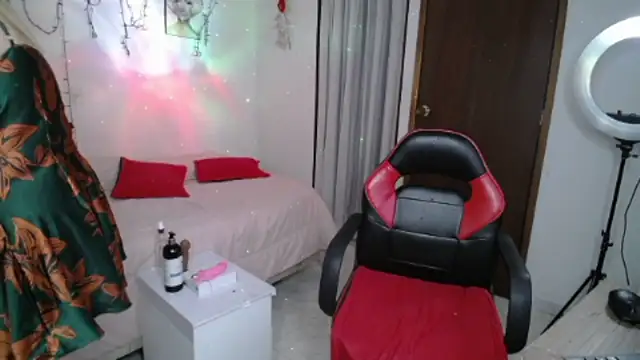 Snapshot of vanessalat chatting on October 16, 12:35 am vanessalat online show from October 16, 12:35 am