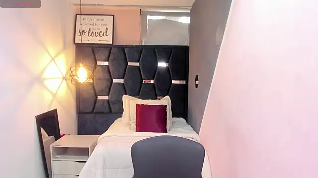 Snapshot of GiaFox_ chatting on October 20, 8:01 pm GiaFox  online show from October 20, 8:01 pm